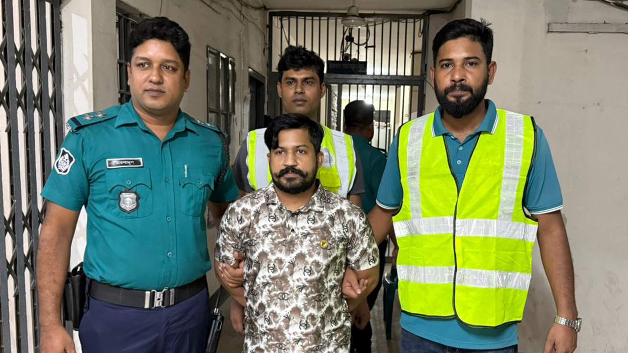 জেনেভা ক্যাম্পে সংঘর্ষ: পিস্তল ও সামুরাই হাতে হামলাকারী যুবক গ্রেপ্তার